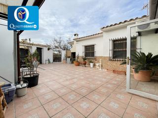 Casa adossada a Busot. Adosado en venta en busot, 8 dormitorios.