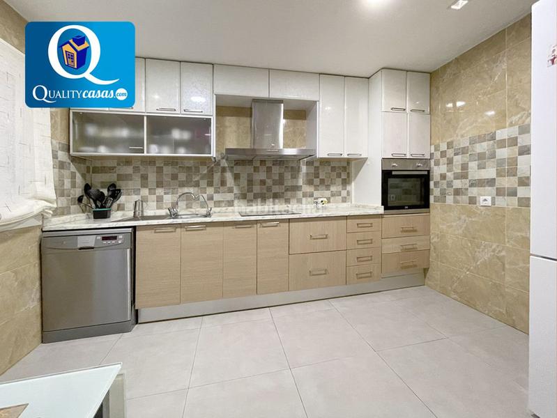 Foto f7a0d28c-de8c-4cc0-90c9-03e3ecd9e3d3. Casa adossada a Busot