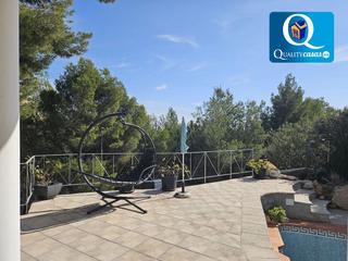 Chalet à Altea la Vella. Villa en venta en urbanizaciones, 4 dormitorios.
