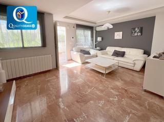 Maison jumelée à Albufereta. Adosado en venta en albufereta, 3 dormitorios.