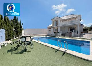 Chalet à Los Arenales del Sol. Chalet en venta en playa  arenales del sol, 6 dormitorios.