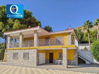 Chalet in Petrer. Villa en venta en petrer, 4 dormitorios.