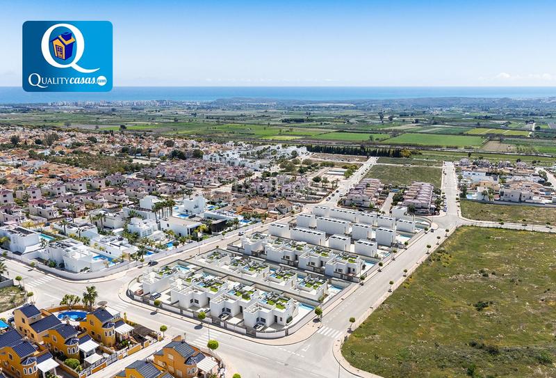 Foto ff591658-dd78-47f2-83f1-56c22fd06076. Chalet with parking in San Fulgencio