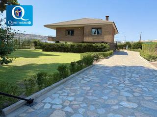 Rent Chalet in Vistahermosa. Chalet en alquiler en vistahermosa, 5 dormitorios.