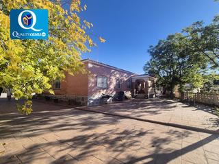 Chalet à Busot. Chalet en venta en los patos, 5 dormitorios.