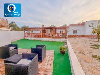 Chalet en Los Girasoles. Villa en venta en girasoles, 5 dormitorios.