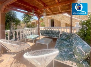 Chalet in Monforte del Cid. Villa en venta en monforte del cid, 5 dormitorios.