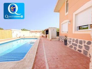 Chalet in Busot. Villa en venta en los patos, 4 dormitorios.