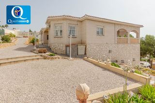 Chalet in Coloma. Villa en venta en monte casino, 3 dormitorios.