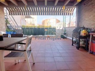 Maison jumelée  Del jura. Casa de 3 plantas con patio, terraza y solárium