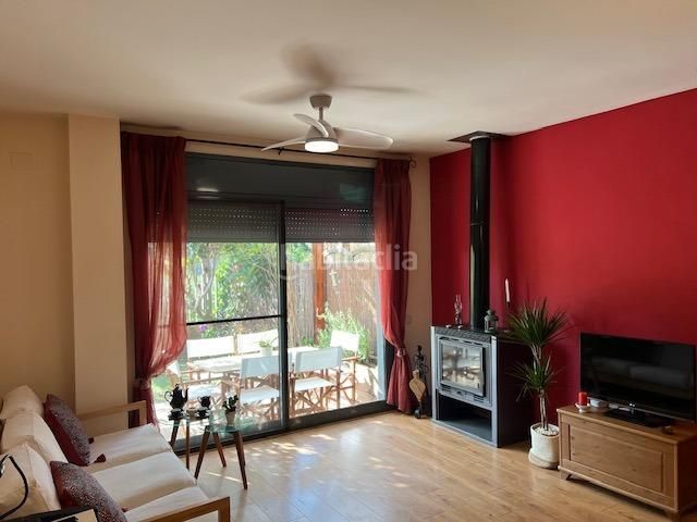 Foto b92580f5-6cbb-4727-babc-8127890531df. Casa adossada amb aparcament a Salomó