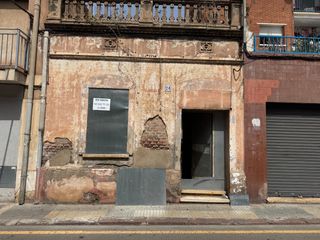 Maison  Calle mare deu de sales. Casa con amplia terraza para reformar en el centro