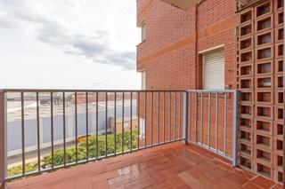 Pis a Torrent Ballester. Piso de tres habitaciones mas parquing zona hospital