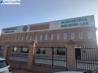 Rent Industrial building in Gineta (La). Nave de 2600 m2 y terreno adjunto de 2000 m2