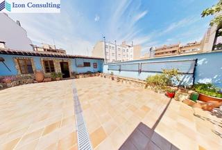 Casa en San Pablo. Exclusivo edificio de tres alturas en zona feria
