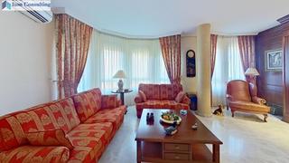 Appartement à Centro. Excelente piso de cuatro dormitorios con plaza de garaje en el c