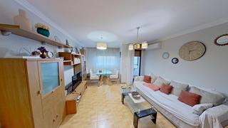 Etagenwohnung in El Pilar. 4 dormitorios, 2 baños, y garaje independiente