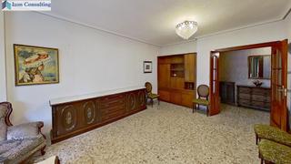 Piso en Centro. Amplia vivienda con vistas al altozano y plaza de garaje