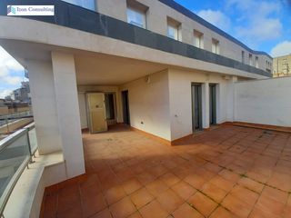 Miete Dachwohnung in Centro. Atico de tres dormitorios y 2 baños a estrenar