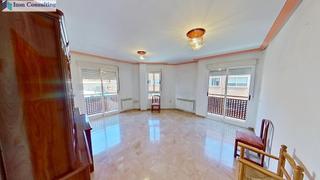 Piso en Industria. Vivienda de tres dormitorios y dos baños con plaza de garaje y d