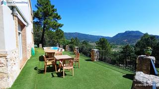 Chalet à Riópar. Encantador chalet con piscina privada y vistas a la sierra del s