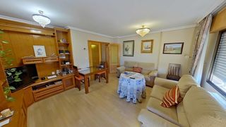 Flat in San Pedro. Vivienda de tres dormitorios y dos baños con balcón en zona carr