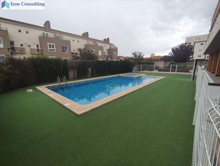 Rent Penthouse in Facultad de Medicina. Semiático, 2 dormitorios y un baño, con garaje