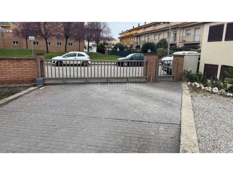 Foto 586a40b1-e274-4339-9df6-0af2207265ac. Aparcament cotxe a Manlleu