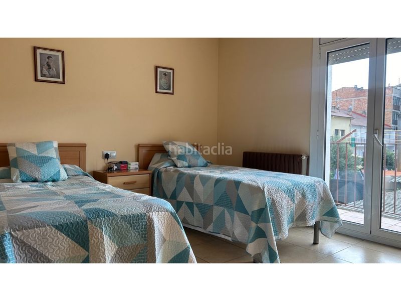 Foto 4f02d22c-bc80-48c4-8895-2ce3ba417efc. Casa amb aparcament a Manlleu