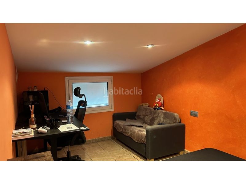Foto b9fbc6fe-9d04-4a4b-83fb-886a51ef9652. Casa amb aparcament a Manlleu