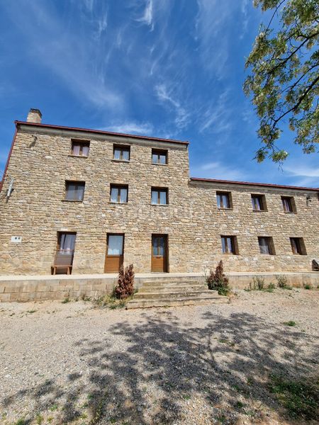 Foto 42002cf9-a78c-4f71-91cf-1c948afe14ad. Masia amb xemeneia calefacció aparcament piscina a Preixens