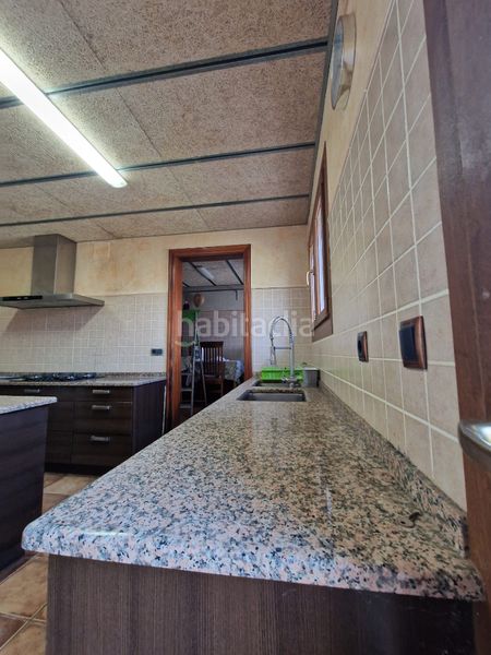 Foto b2022c00-e95d-4490-8f98-5af498f64488. Masia amb xemeneia calefacció aparcament piscina a Preixens