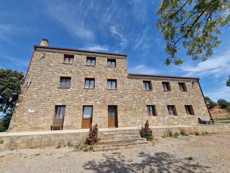 Foto be4dd617-ece4-49f3-8110-5909623baa8f. Masia amb xemeneia calefacció aparcament piscina a Preixens