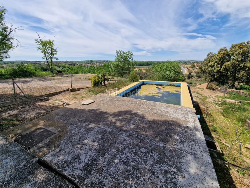 Foto f288f5f4-f001-483d-9359-81c801d2f511. Masia amb xemeneia calefacció aparcament piscina a Preixens