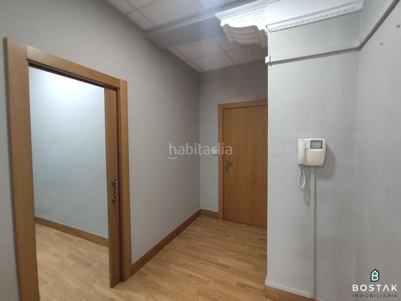Foto f1e3e71f-12d9-4e92-aa07-17f9c6a3bd02. Rent office space with heating in Plaza Circular Bilbao