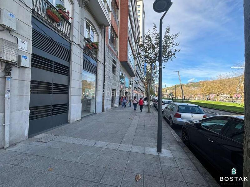 Foto ed3fcf27-c952-4877-b431-6bd307f56945. Affitto locale commerciale in uribitarte pasealekua 1 in Bilbao