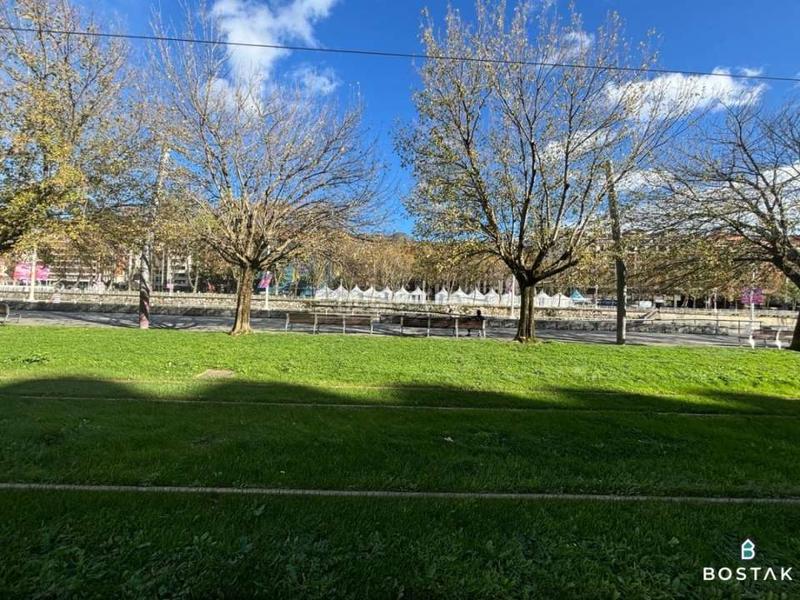 Foto 1dd881ac-7ff0-42da-b344-2da9ac9b1adb. Location local commercial dans uribitarte pasealekua 1 dans Bilbao