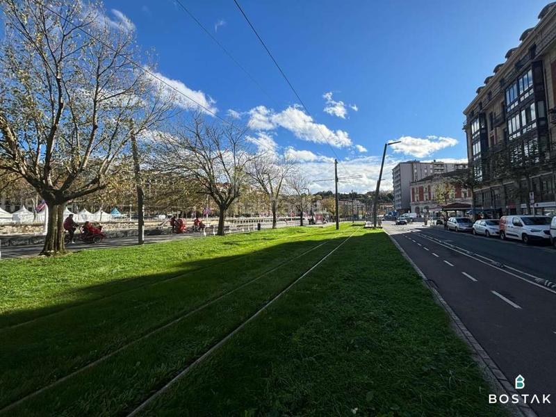 Foto 262c9b0d-0938-4a89-bd8c-4986d5ba0753. Location local commercial dans uribitarte pasealekua 1 dans Bilbao