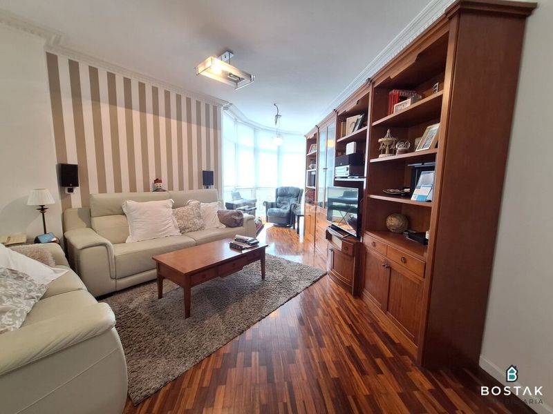 Foto a915ae52-19c9-4869-87d3-1bff1c741363. Àtic amb calefacció aparcament a Txurdinaga Bilbao