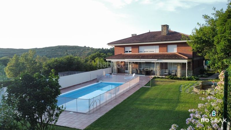 Foto b1138ea0-9d34-48c8-b092-104a58c4b8c0. Xalet amb calefacció aparcament piscina a Barrika