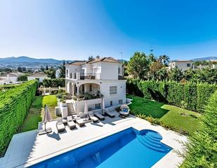 House in Las Brisas. Elegante villa andaluza con encanto contemporáneo en las brisas