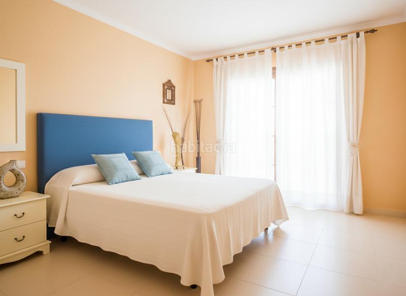 Foto 03d3d203-bb65-453c-ae87-23c85afc3f93. Reihenhaus mit parking pool in Los Llanos Estepona