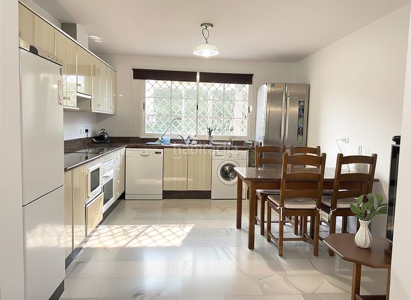 Foto 672b0820-5c4c-464b-888b-d44a05b2efb5. Casa amb aparcament piscina a Nueva Atalaya Estepona