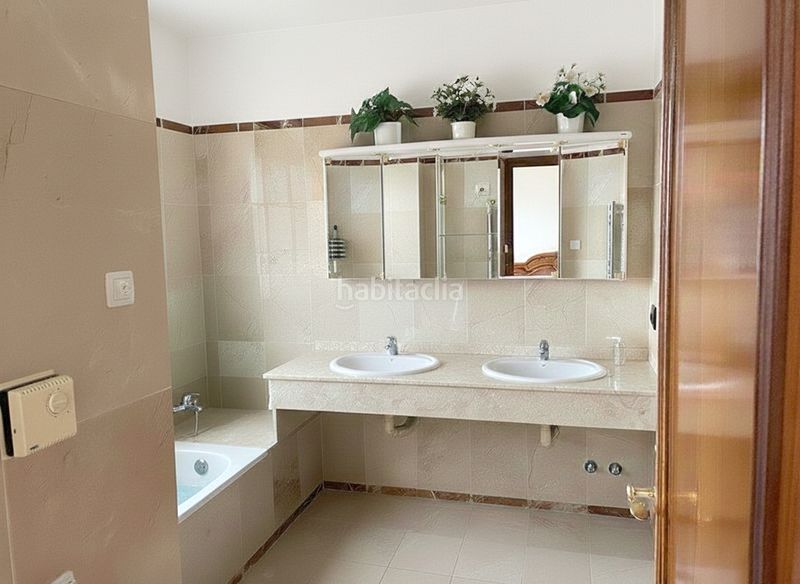 Foto eaf0b6db-31a6-42e9-800d-118bfb4a10e1. Casa amb aparcament piscina a Nueva Atalaya Estepona