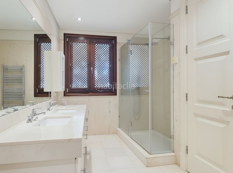 Foto 60d79c1f-4f6f-458a-ae1a-5ae2f35fce15. Apartament amb aparcament piscina a Seghers Estepona