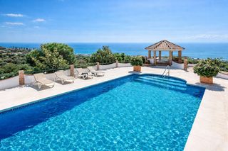 Masia en Altos de Estepona. Villa andaluza con vistas panor�micas al mar a solo minutos de e