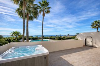 Apartament a La Concha - Resina Golf. Apartamento en planta baja elevada con vistas al mar en venta en