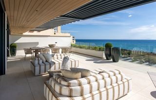 Ático en Puerto de Estepona. Ático de lujo en primera línea de playa con impresionantes vista