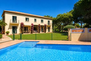 Casa a Sotogrande Alto. Elegante villa mediterránea de lujo en sotogrande alto con ampli