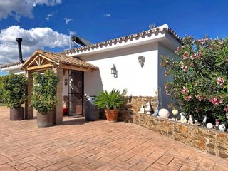 Casa a El Velerín. Finca legalizada con casa, apartamento, piscina y producción de